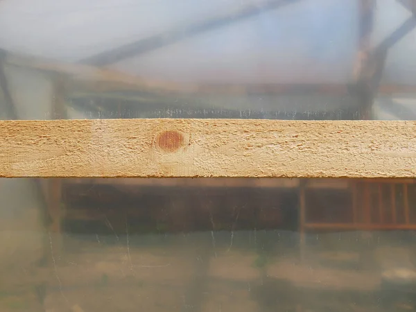 Horizontale Einzelne Lange Schmale Holzplanke Mit Einem Knoten Auf Dem — Stockfoto