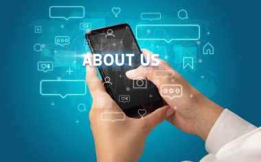 Amerikan yazıtları ve sosyal medya konseptiyle akıllı telefonda yazan bir kadın.