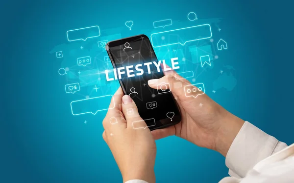 Vrouwelijke Hand Typen Smartphone Met Lifestyle Inscriptie Social Media Concept — Stockfoto