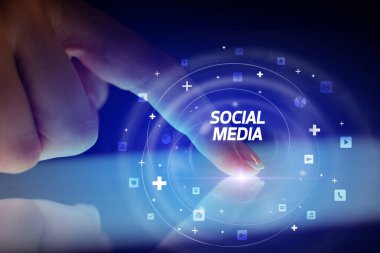 Sosyal medya simgeleri ve Sosyal Medya ile parmak dokunma tablet