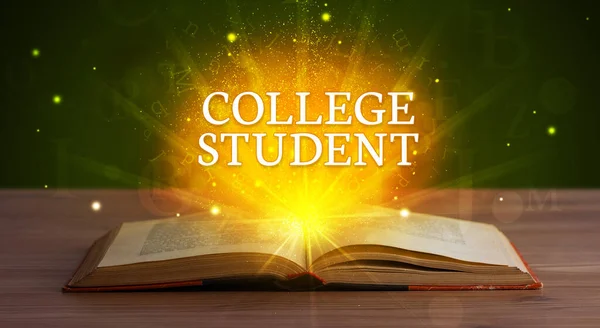 Açık Bir Kitaptan Çıkan Üniversite Öğrencisi Yazıt Eğitim Kavramı — Stok fotoğraf