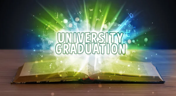 Τελετή Αποφοίτησης Του Πανεπιστημίου Βγαίνει Από Ένα Ανοιχτό Βιβλίο Εκπαιδευτική — Φωτογραφία Αρχείου