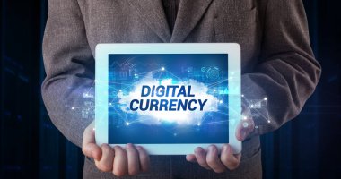 Tablet üzerinde çalışan genç iş adamı ve yazıyı gösteriyor: Dijital CURRENCY