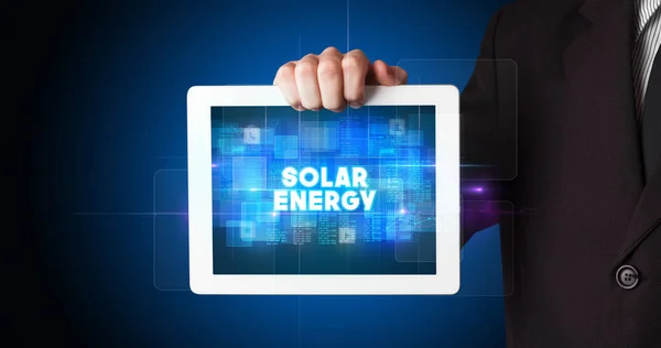 Táblagépen Dolgozó Fiatal Üzletember Felirata Solar Energy — Stock Fotó