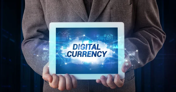 Mladý Podnikatel Pracující Tabletu Ukazuje Nápis Digitální Currency — Stock fotografie