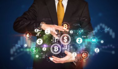 Kripto döviz sembolü ve yatırım konseptini elinde tutan bir işadamı