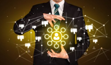 Elinin altında bir topluluk ağı simgesi, sosyal ağ konsepti