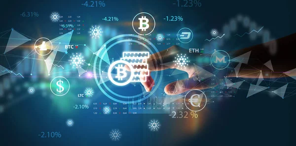 İş adamı, multimedya dokunmatik ekran fütüristik kavramda bitcoin kaydetme simgesini elle bastırıyor
