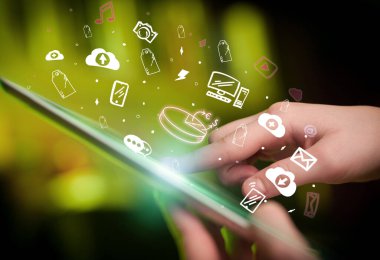 Elle çizilmiş turta grafiği simgeleri, dijital dönem konseptiyle dokunmatik ekranın yakın plan görüntüsü