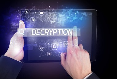 DECRYPTION yazıtlarının arandığı bir tabletin yakın plan görüntüsü, yüksek teknoloji bilgisayar kavramı