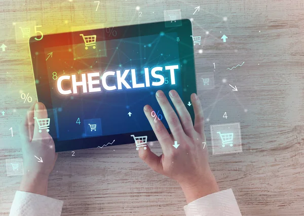 Közelkép Egy Kézfogás Tabletta Checklist Felirattal Online Vásárlási Koncepció — Stock Fotó