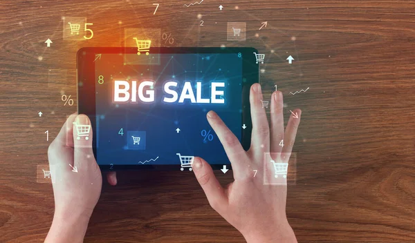 Close Van Een Handtablet Met Big Sale Inscriptie Online Shopping — Stockfoto
