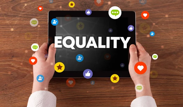 Érintőképernyő Közelsége Equality Felirattal Közösségi Hálózati Koncepció — Stock Fotó