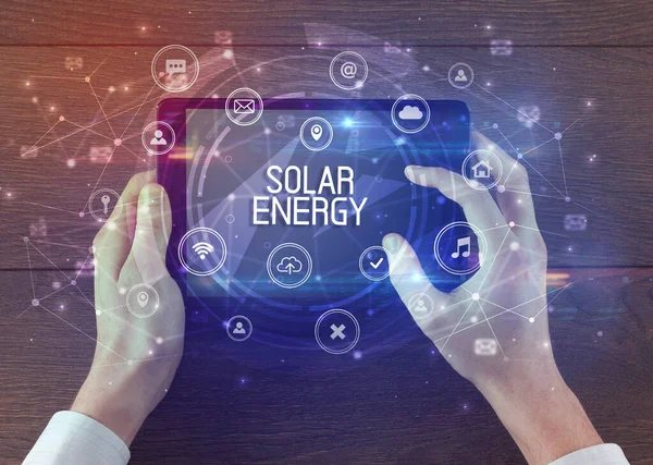 Primer Plano Una Tableta Con Inscripción Solar Energy Concepto Tecnológico —  Fotos de Stock