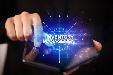 İş adamı elinde katlanabilir bir akıllı telefon tutuyor. Envanter Yönetimi yazıtları, yeni iş konsepti.