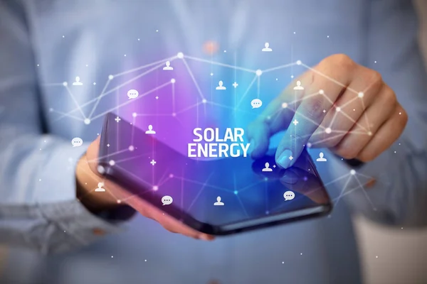 Επιχειρηματίας Κρατώντας Ένα Αναδιπλούμενο Smartphone Επιγραφή Ηλιακής Ενέργειας Έννοια Της — Φωτογραφία Αρχείου