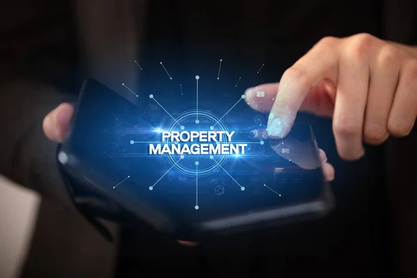 Zakenman Het Bezit Van Een Opvouwbare Smartphone Met Property Management — Stockfoto