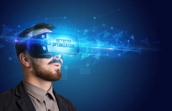 Podnikatel Prohlíží Brýle Virtual Reality Nápisem Optimalizace Sítě Koncept Kybernetické — Stock fotografie