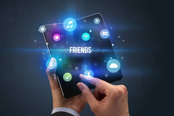Zakenman Met Een Opvouwbare Smartphone Met Vrienden Inscriptie Social Media — Stockfoto