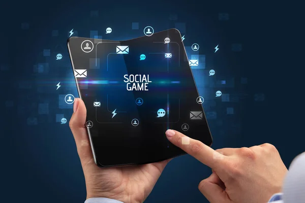 拥有可折叠智能手机的商人 带有社交游戏的名字 社交网络概念 — 图库照片