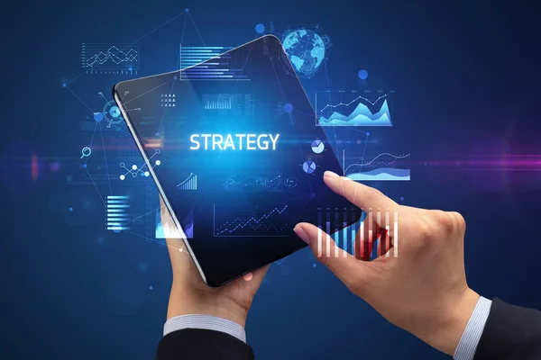 Zakenman Met Een Opvouwbare Smartphone Met Strategische Inscriptie Succesvol Business — Stockfoto