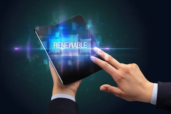 Biznesmen Składanym Smartfonem Napisem Renewable Koncepcja Nowej Technologii — Zdjęcie stockowe