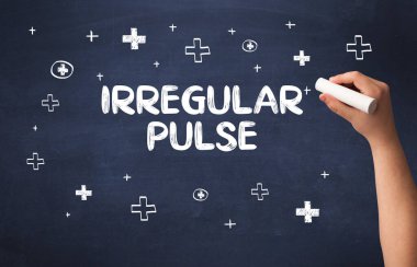El çizimi IRREGULAR PULSE yazı tahtada beyaz tebeşir, tıbbi konsept