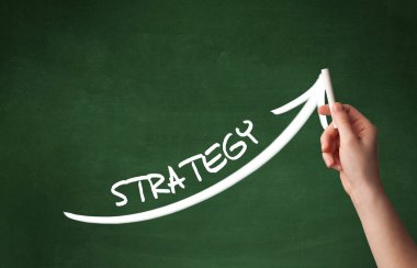 El çizimi STRATEGY yazı tahtada beyaz tebeşir, iş konsepti