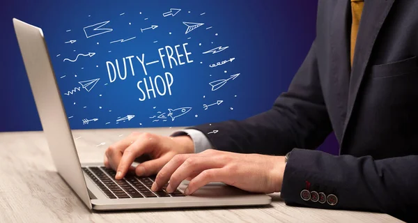 Biznesmen Pracujący Laptopie Napisem Duty Free Shop Koncepcja Zakupów Online — Zdjęcie stockowe