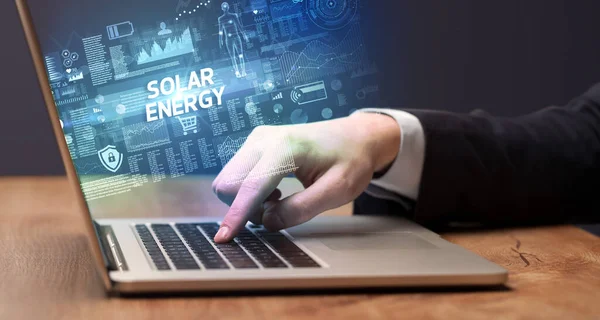 Podnikatel Pracující Notebooku Nápisem Solar Energy Koncept Kybernetické Technologie — Stock fotografie