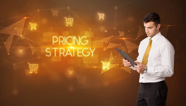 ショッピングカートのアイコンと価格戦略の碑文を持つビジネスマン オンラインショッピングコンセプト ストックフォト
