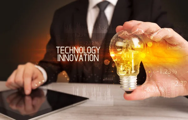Επιχειρηματίας Κρατώντας Λαμπτήρα Επιγραφή Technology Innovation Έννοια Επιχειρηματική Τεχνολογία — Φωτογραφία Αρχείου