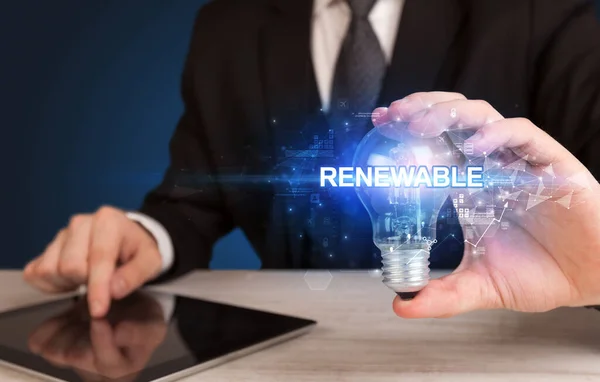 Zakenman Met Gloeilamp Met Renewable Inscriptie Innovatief Technologieconcept — Stockfoto
