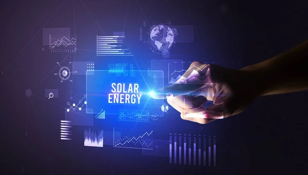 手で触れる太陽光発電の碑文 新しいビジネス技術の概念 — ストック写真