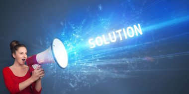 Hoparlörden bağıran genç insan SOLUTION yazıtları, iş konsepti