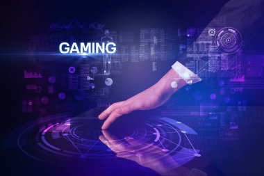 İşadamı büyük ekrana GAMING yazısıyla dokunuyor, modern teknoloji konsepti.