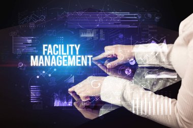 İşadamı FACILITY MANAGEMENT yazıtları, siber iş konsepti ile büyük ekrana dokunuyor