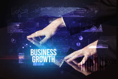 İş adamı büyük ekrana dokunuyor İş Dünyası yazıtları, siber iş konsepti