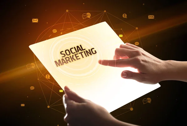 Segurando Tablet Futurista Com Inscrição Social Marketing Conceito Mídia Social — Fotografia de Stock
