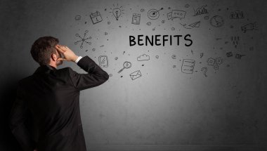 İş adamı BENEFITS yazıtları ve iş stratejisi konseptiyle yaratıcı bir fikir çizimi yapıyor.