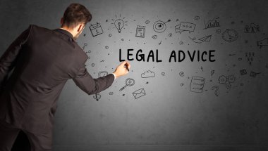 İş adamı, LeGAL ADVICE yazıtları ve iş stratejisi konseptiyle yaratıcı bir fikir çizimi yapıyor.