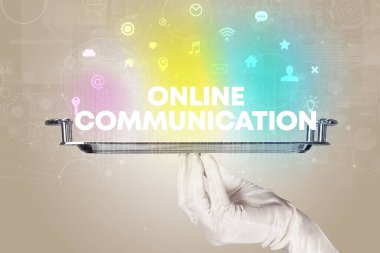 ONLINE COMUNICATION yazıtları ile sosyal ağ hizmeti veren garson, yeni medya kavramı