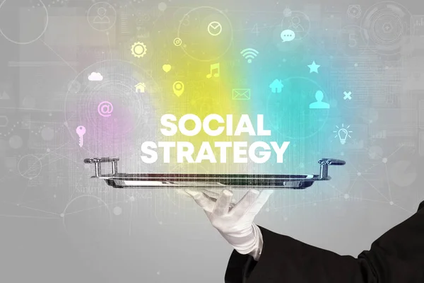 Garçom Servindo Redes Sociais Com Inscrição Estratégia Social Novo Conceito — Fotografia de Stock