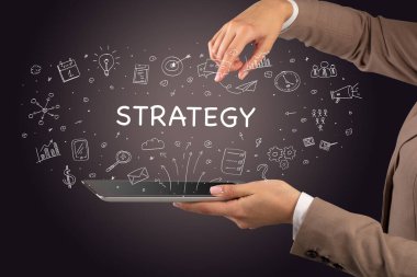 STRATEGY yazıtlı bir dokunmatik ekran, sosyal medya kavramı