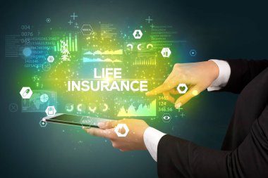HAYAT INSURANCE yazıtlı, tıbbi konseptli bir dokunmatik ekrana yakın çekim