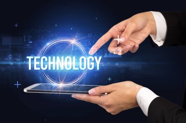 TECHNOLOGY yazıtlı bir dokunmatik ekran, yeni teknoloji konsepti