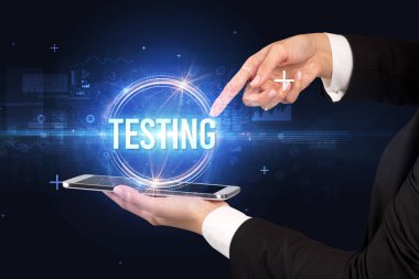 TESTING yazıtları ve yeni teknoloji konseptiyle dokunmatik ekranın yakın plan görüntüsü