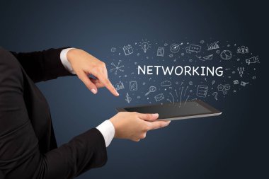 NETworking yazıtları, sosyal medya kavramı ile dokunmatik ekranın yakın plan görüntüsü
