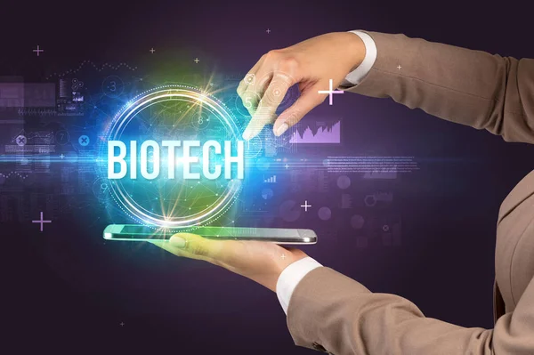 Biotechの碑文 新しい技術コンセプトでタッチスクリーンのクローズアップ — ストック写真