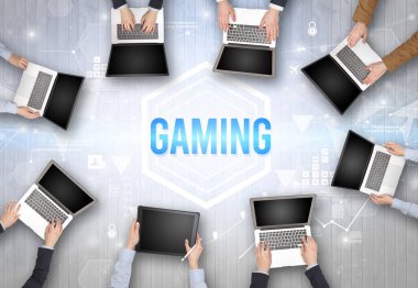 Bir Ofiste Çalışan Meşgul İnsanlar Grubu GAMING yazıtları, modern teknoloji konsepti